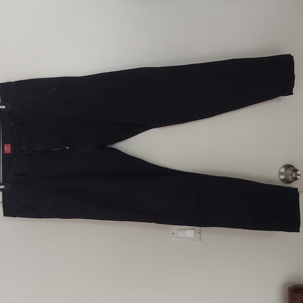 Levi Standard Black Taper Chino